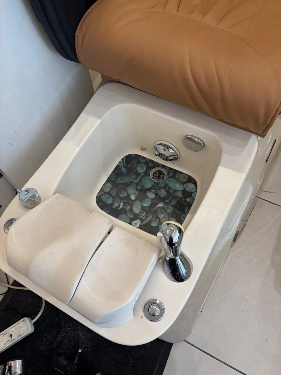 6x Free Pedicure chair - Image 1