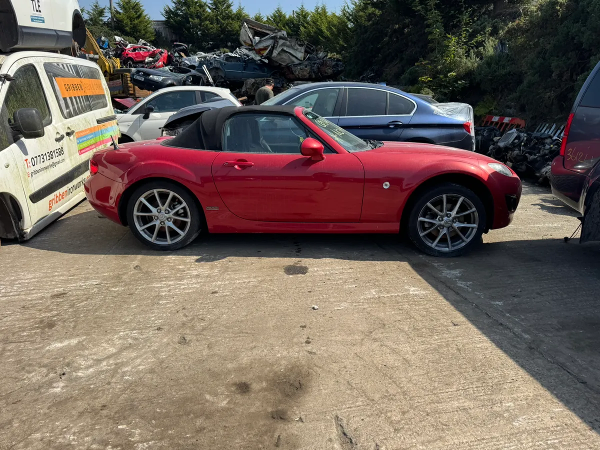 Breaking 2010 Mazda MX-5 convertible - Image 2