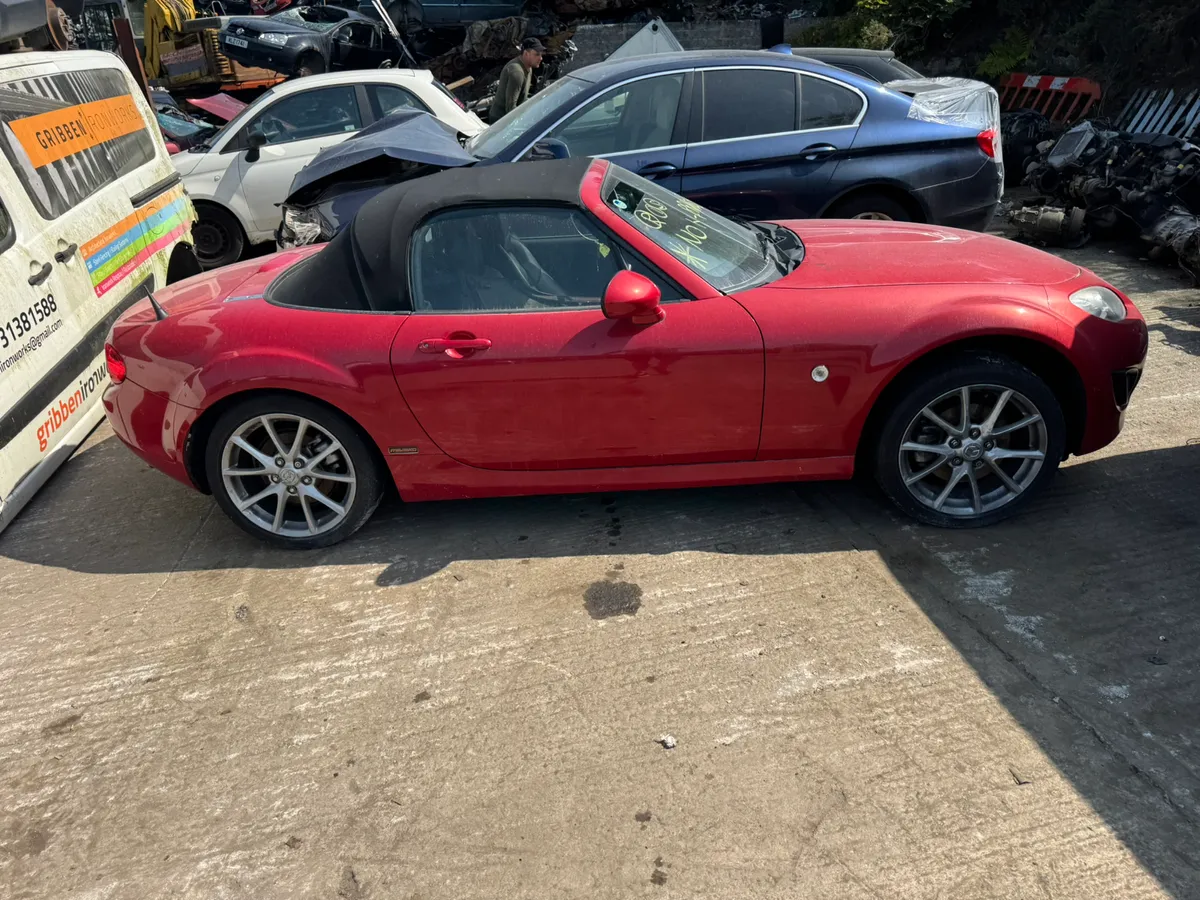 Breaking 2010 Mazda MX-5 convertible - Image 3
