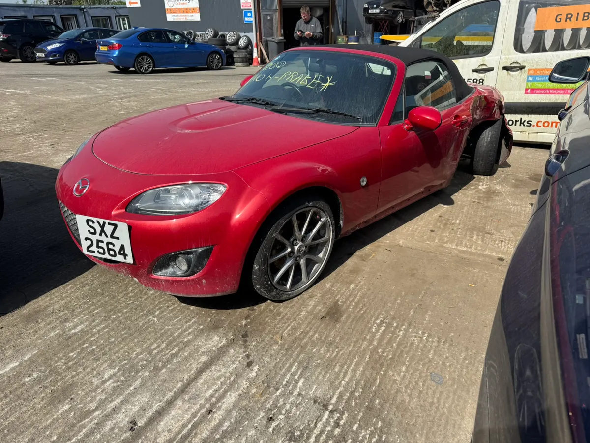 Breaking 2010 Mazda MX-5 convertible - Image 4