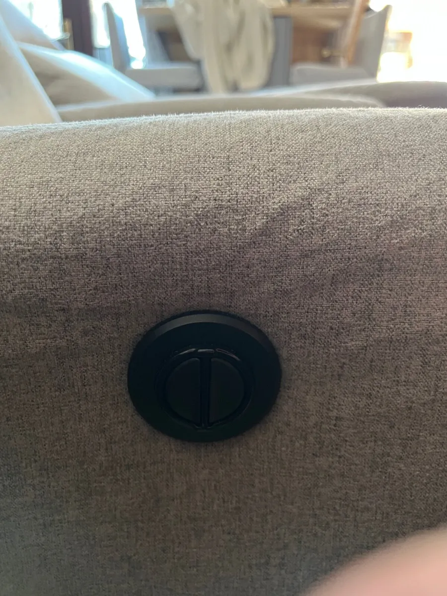 Pair of Electric Recliner Chairs. Like new. - Image 3