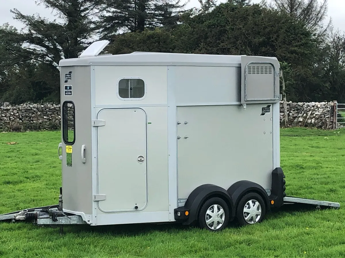 506 horse box- excellent condition - Image 1