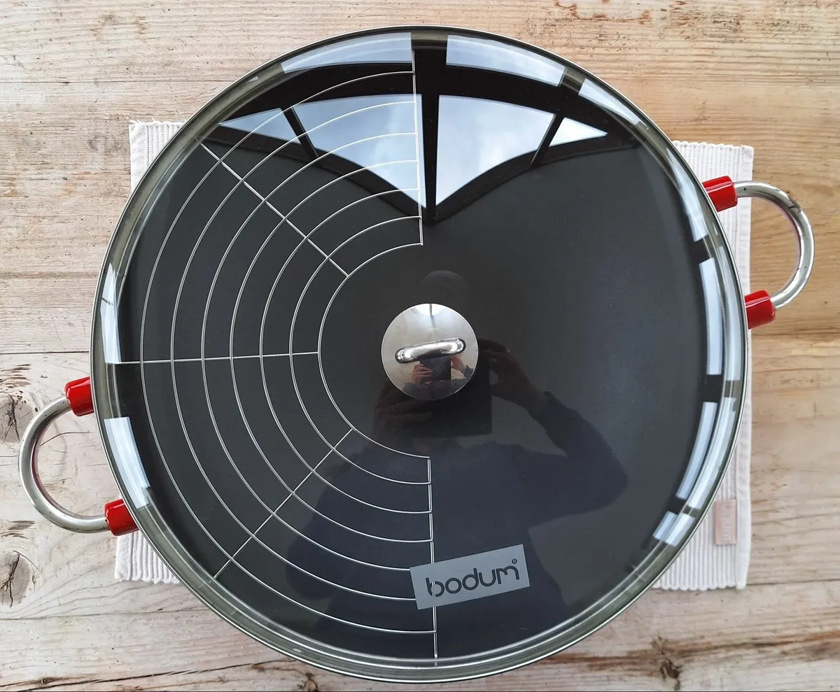 Bodum Cast Iron Wok pan - Image 1