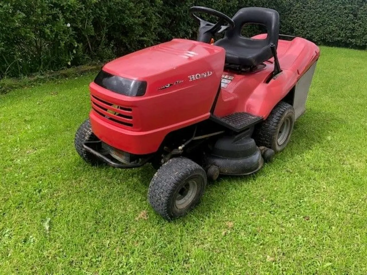 Honda HF2216 Ride On Mower - Image 1
