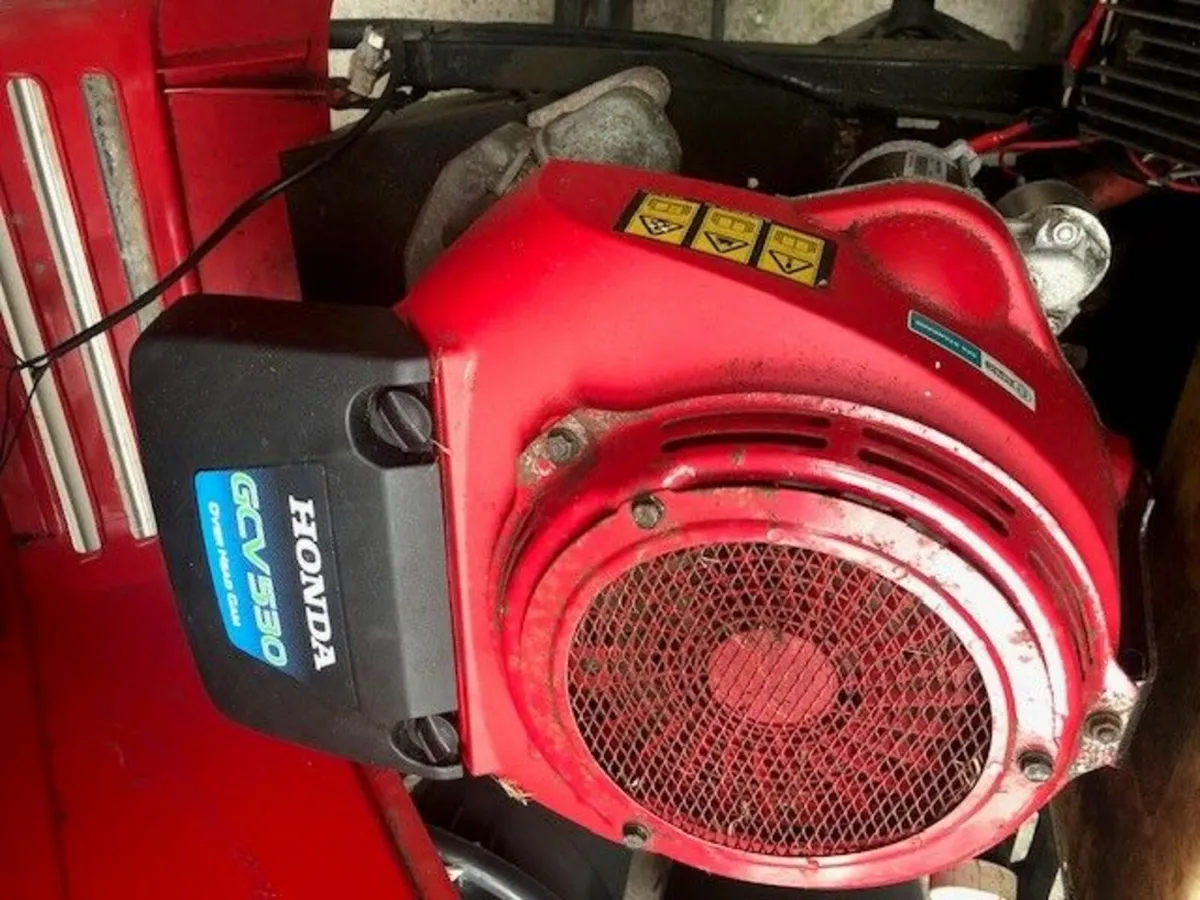 Honda HF2216 Ride On Mower - Image 2