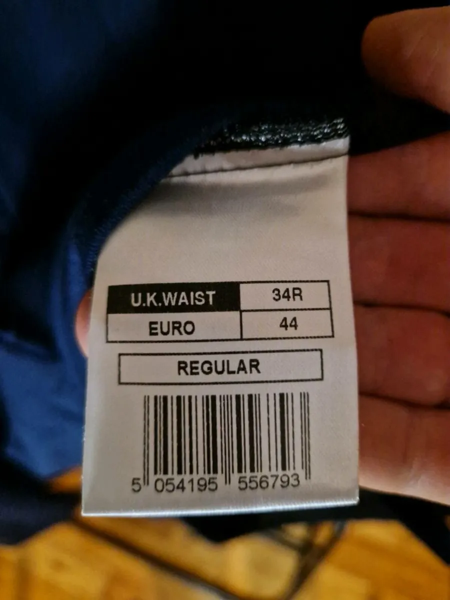 2 Piece Suit Navy Blue - size 34. Worn only once. - Image 3