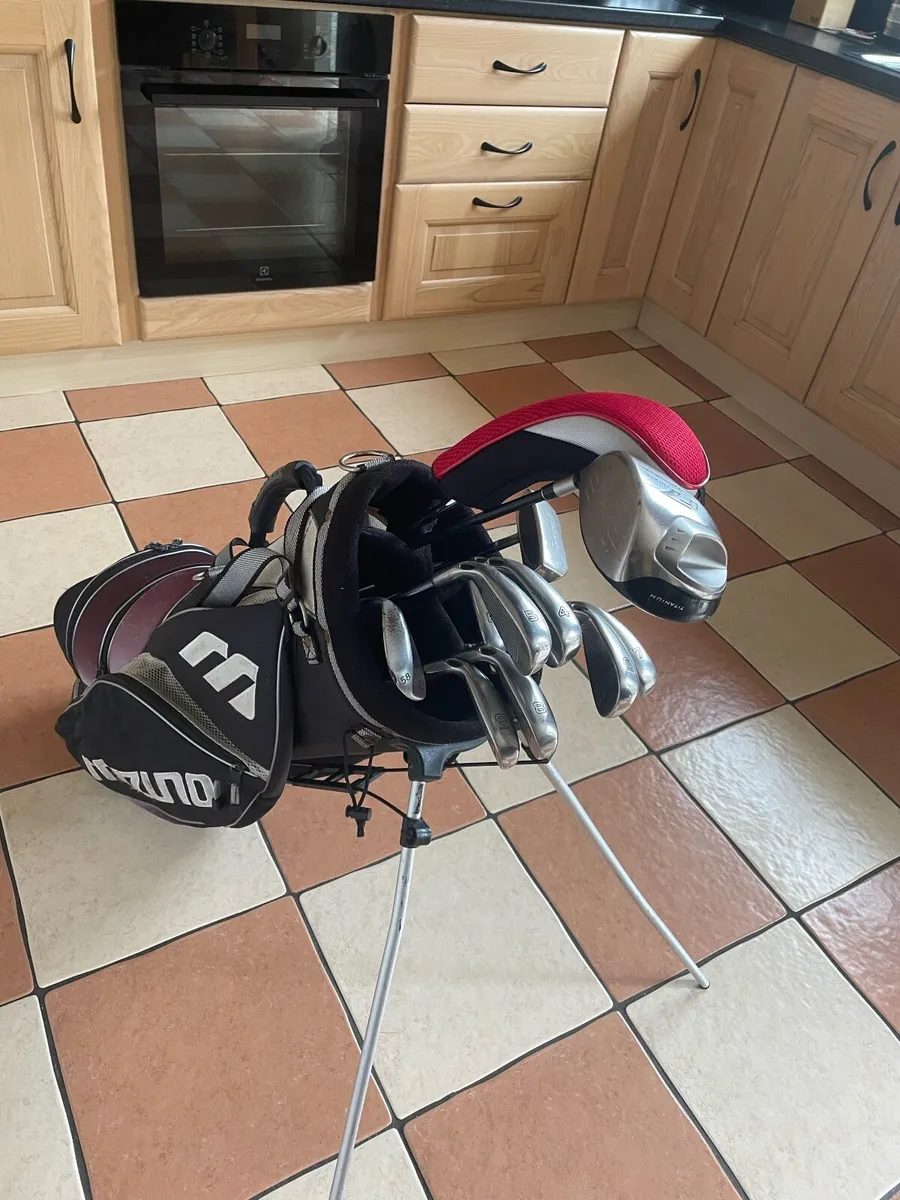 Beginner golf clubs and bag - Image 1