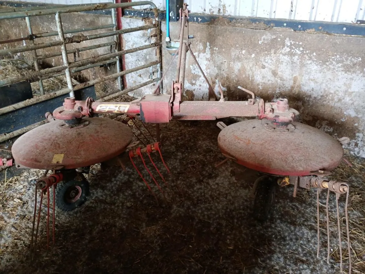 New Holland 253 hay turner/rake