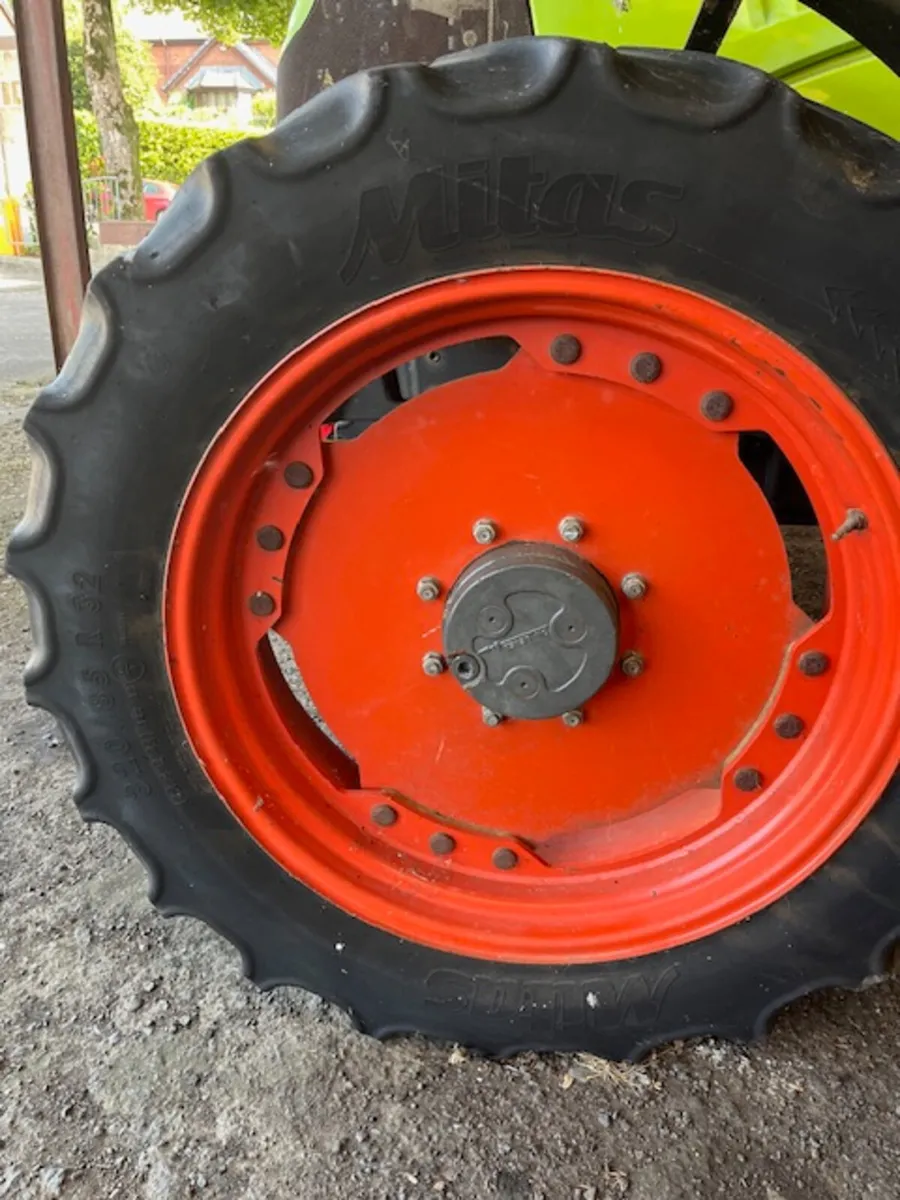 Row crop wheels c/w 12.4 R 32 tyres - Image 1