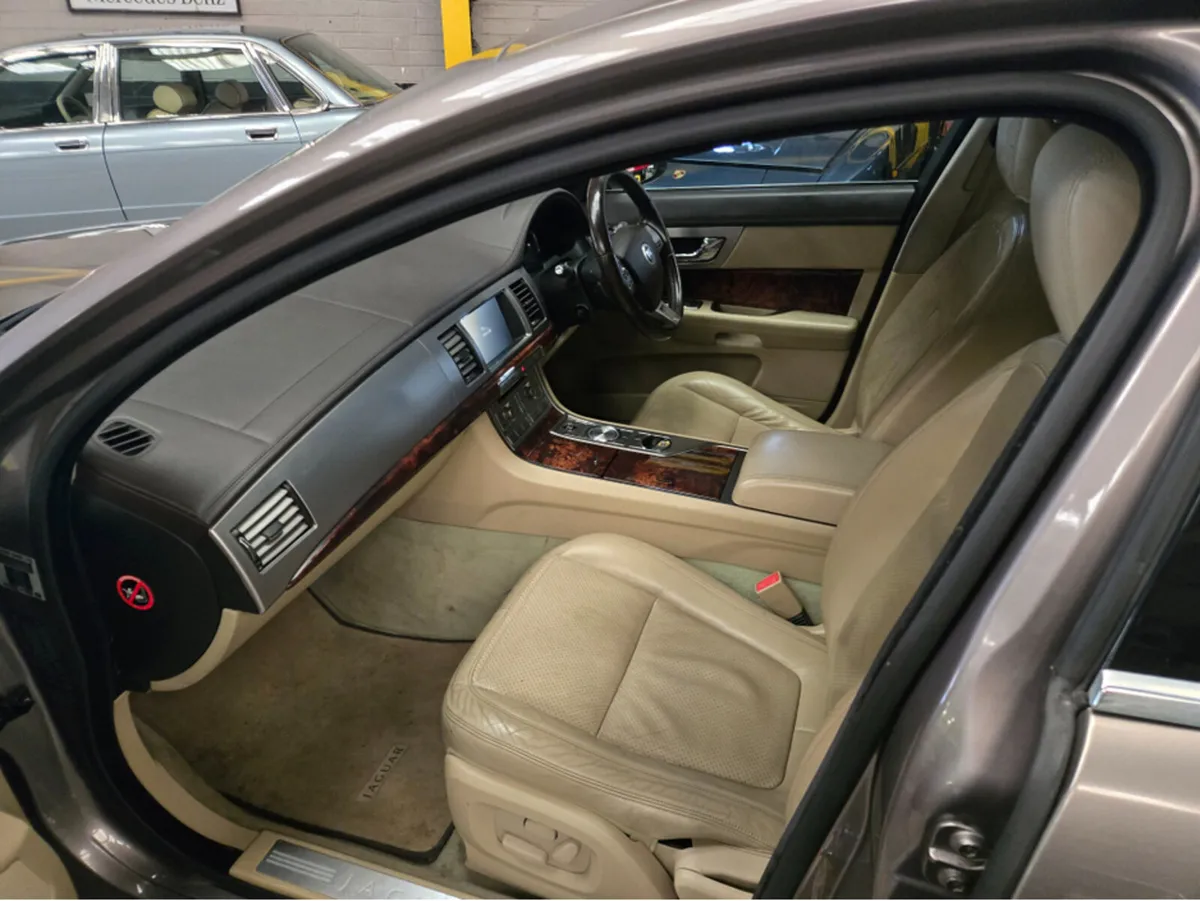 Jaguar XF 3.0 DIESEL PREMIUM LUXURY D 4DR AUTO// S - Image 3