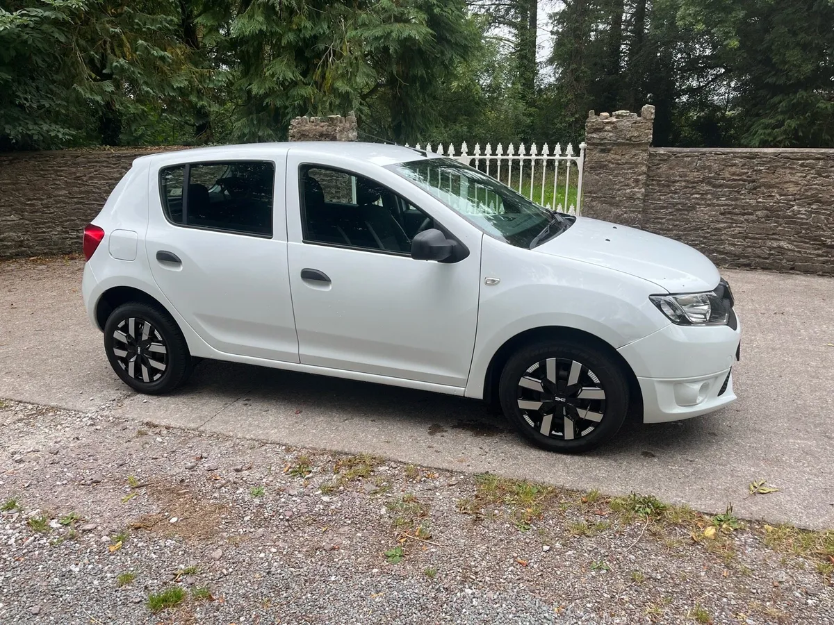 LOW KMS DACIA SANDERO PETROL 1.0 - Image 1