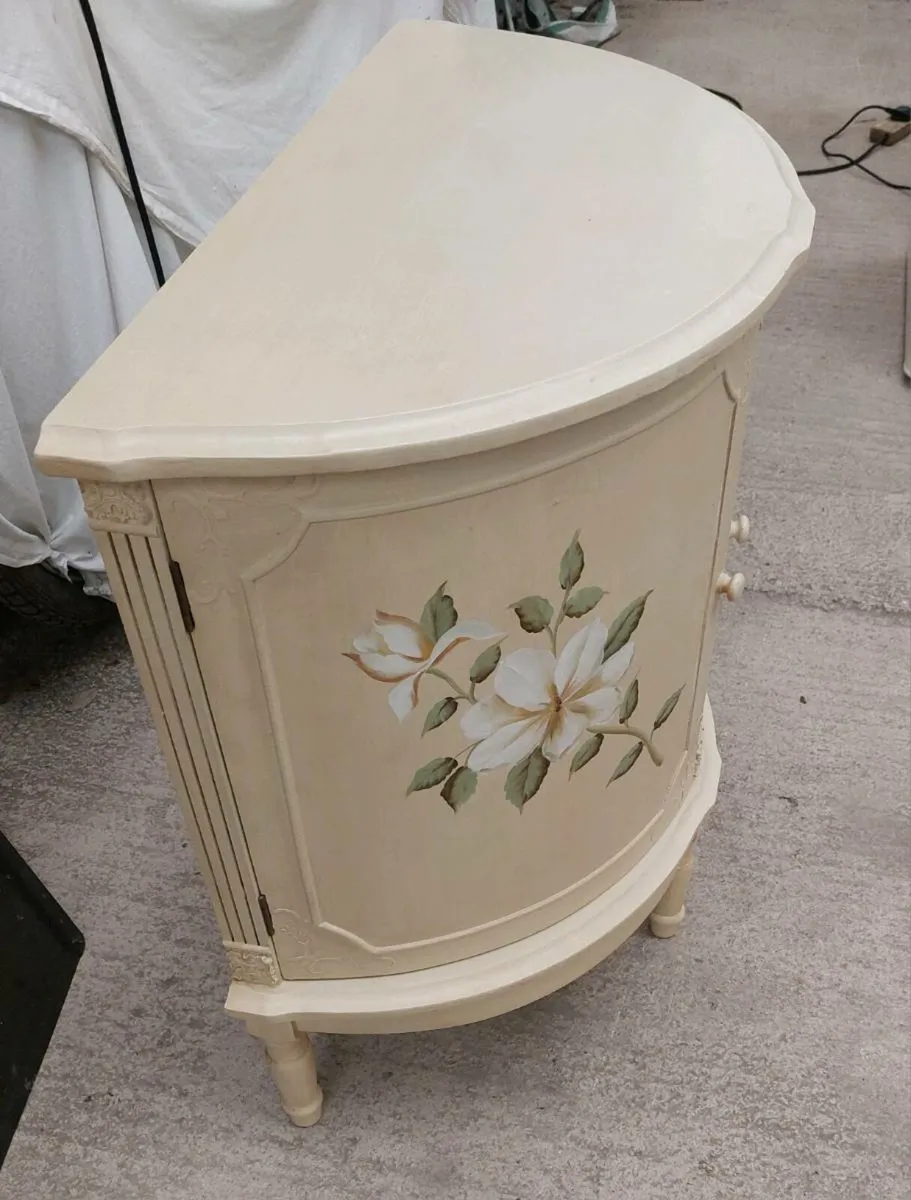 Wooden cabinet with flowers. - Image 3