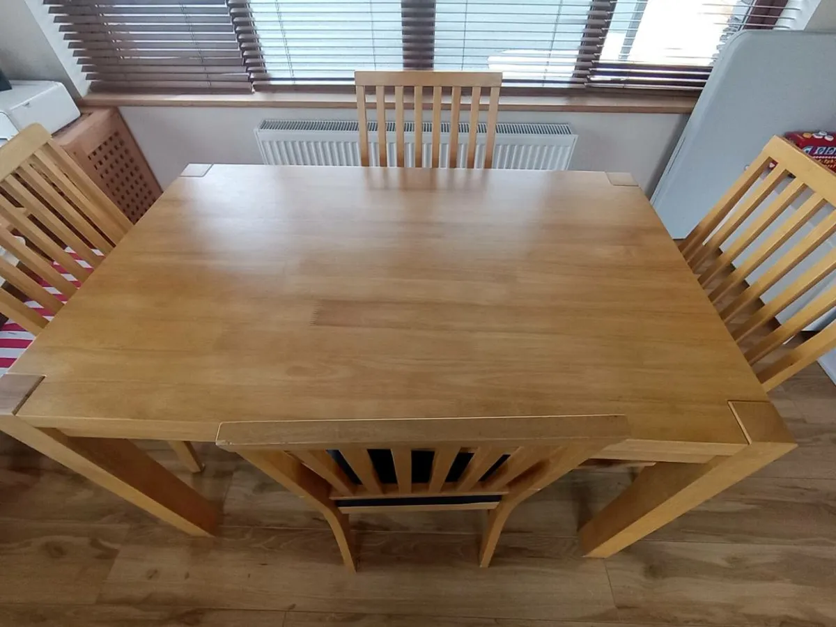Table and chairs - Image 3