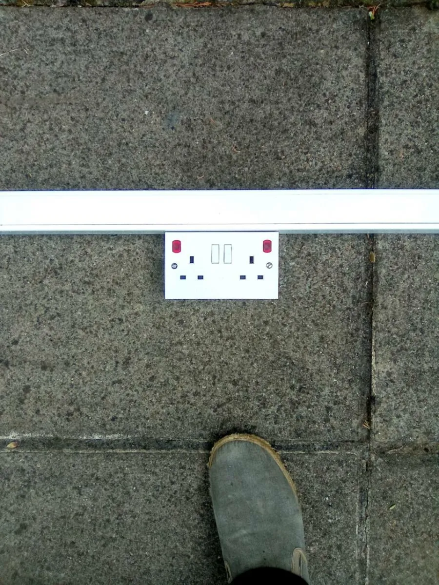 ELECTRICAL.  TRUNKING.  WITH. TWIN SOCKETS XSWITCH - Image 3