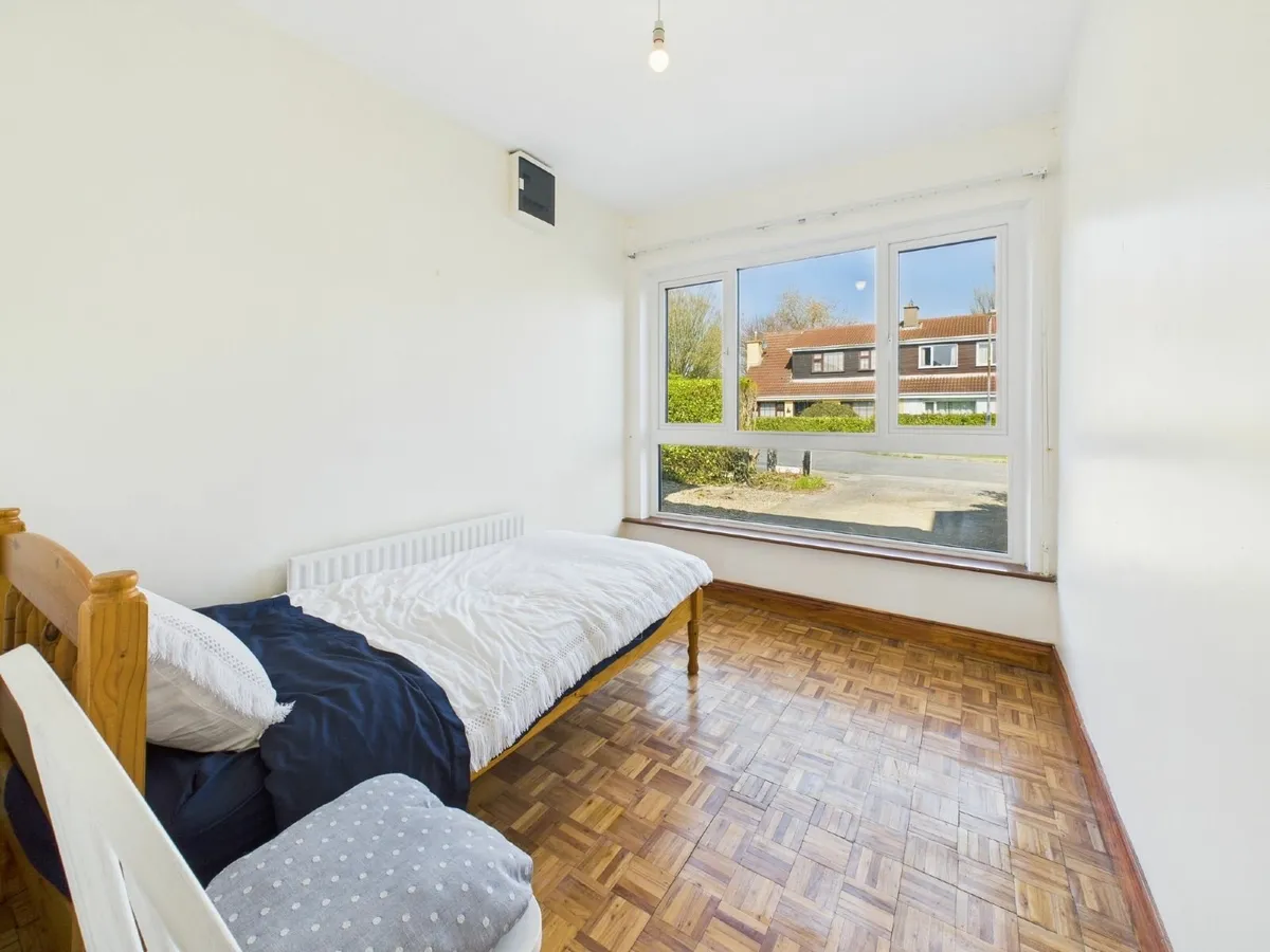 Single bed - Image 1