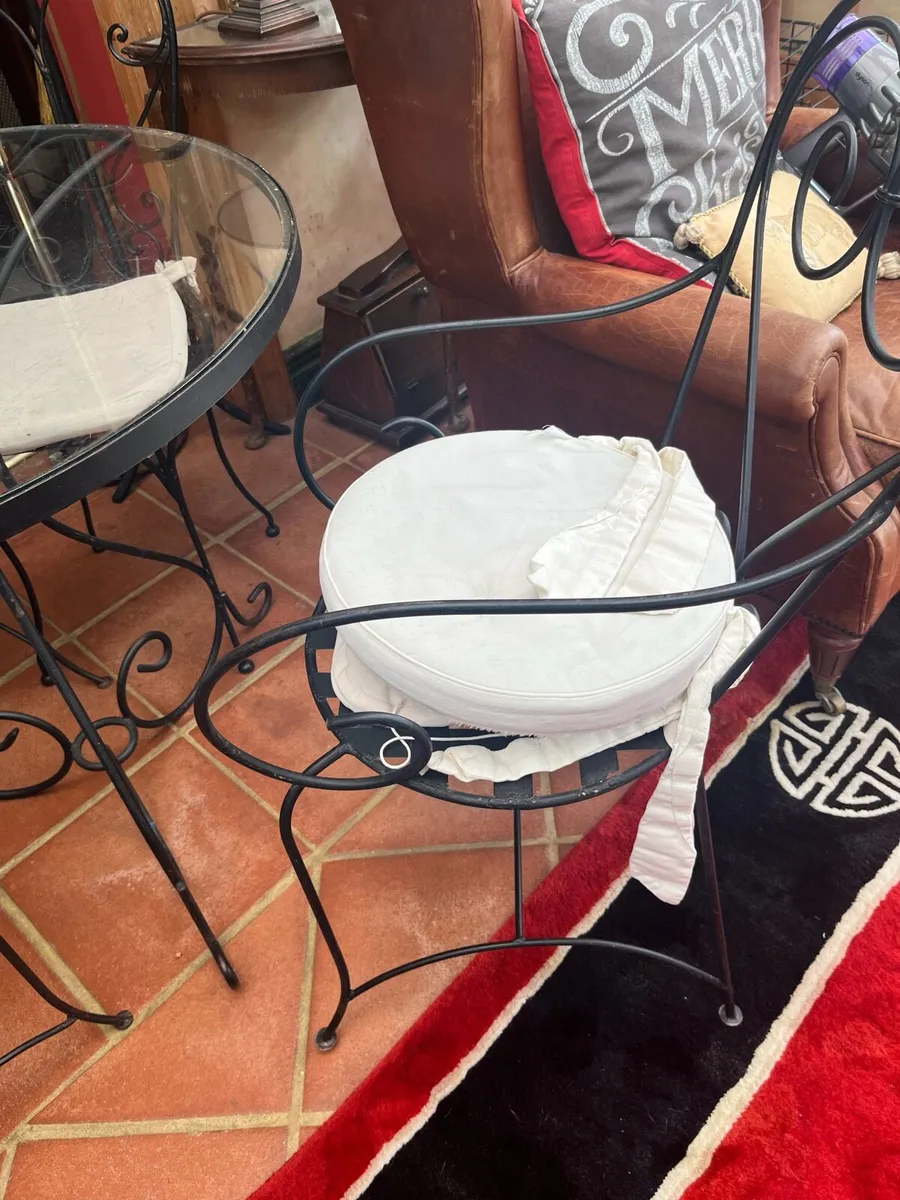 Table and Chairs - Image 3