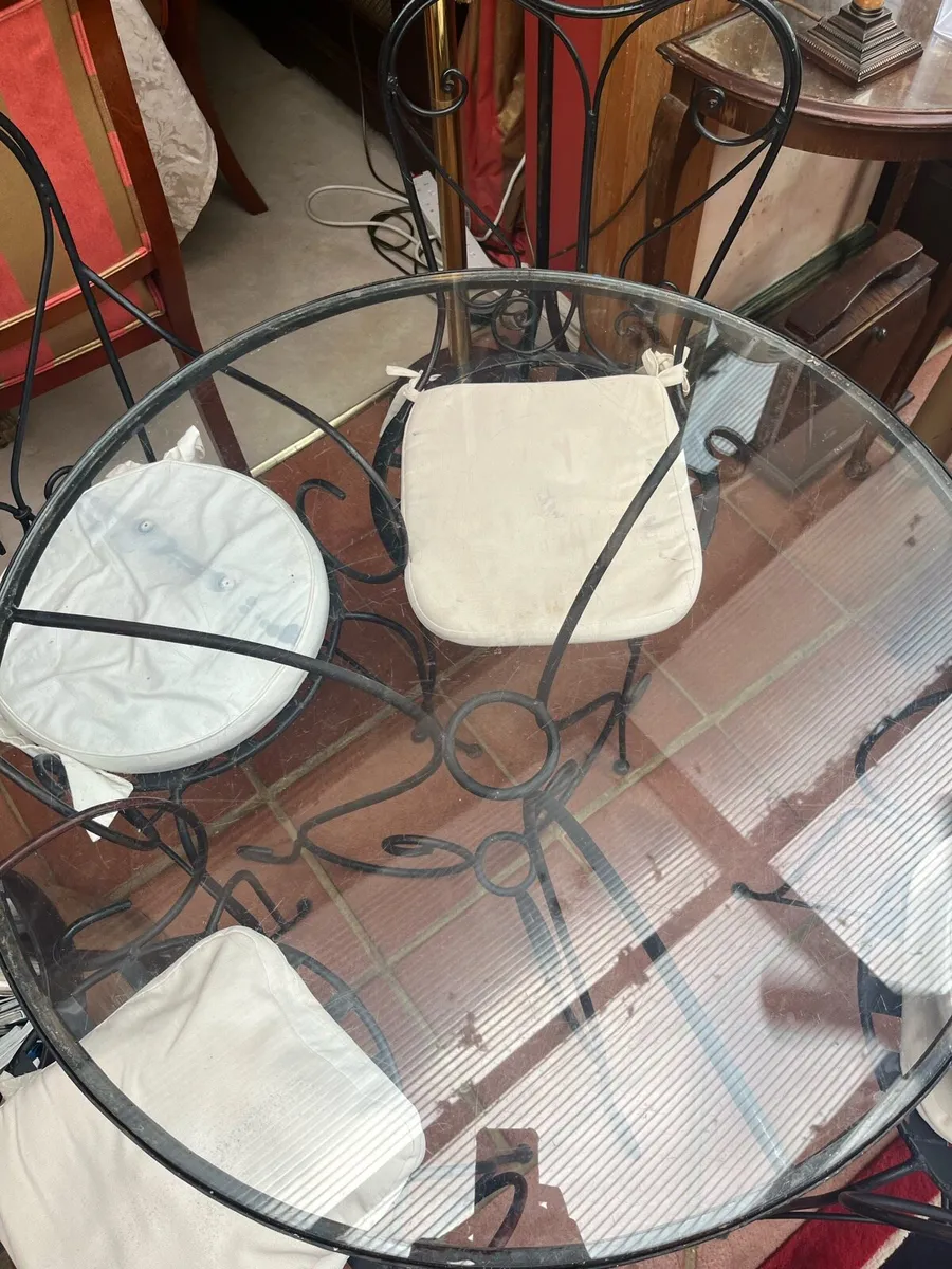 Table and Chairs - Image 4