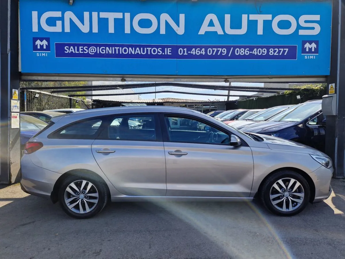 Hyundai i30 i30, PETROL, DELUXE MODEL, TOURER, LOW - Image 2