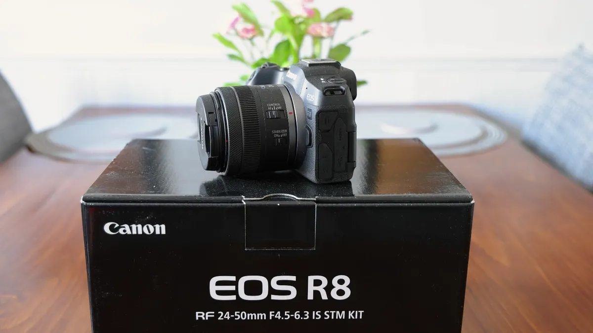 Canon R8 Mirrorless camera with 24mm to 50mm lens - Image 3