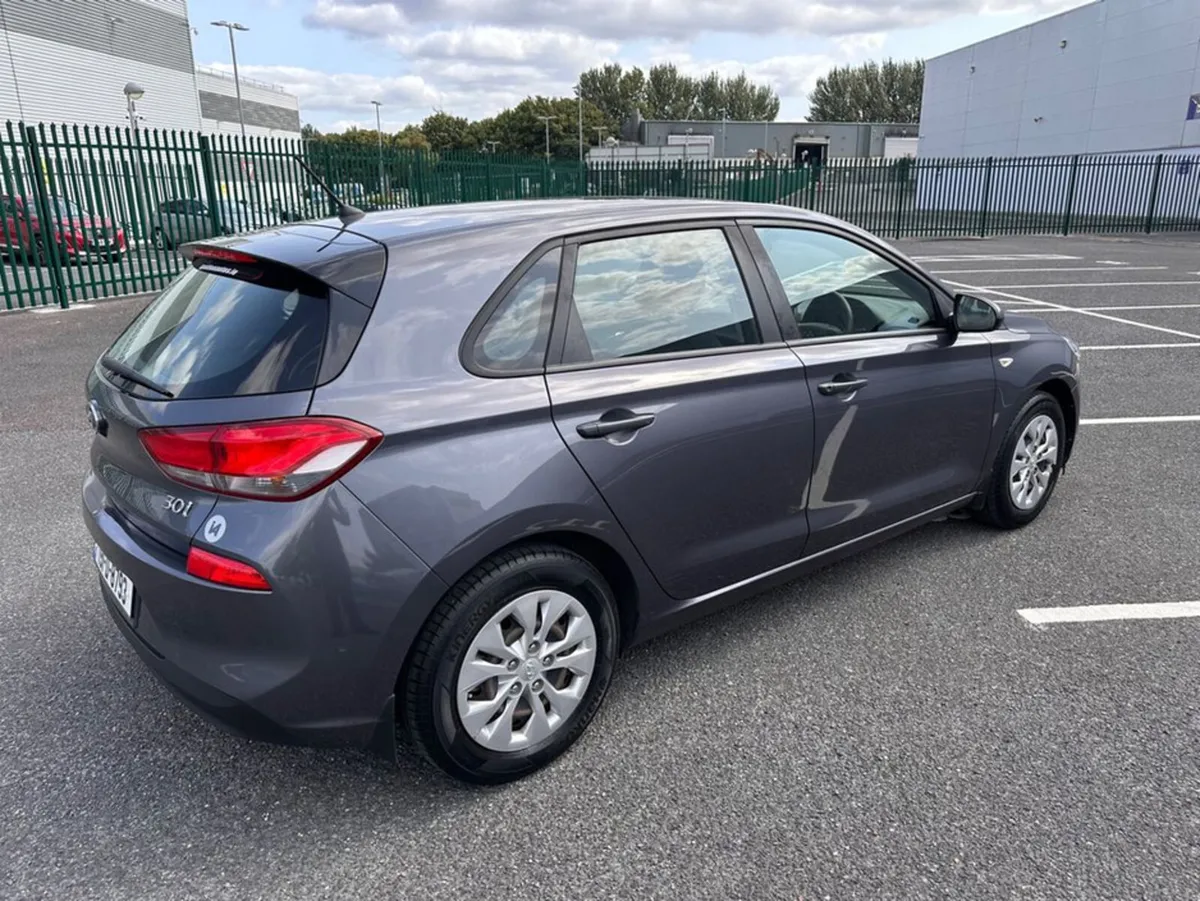 Hyundai i30 I 30, 1.4 PETROL, CLASSIC MODEL, LOW M - Image 3