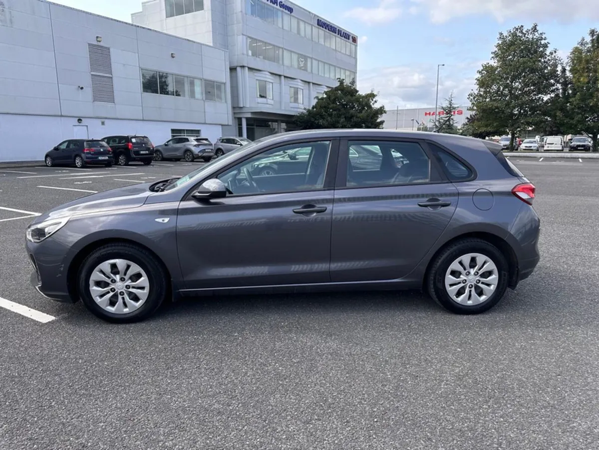 Hyundai i30 I 30, 1.4 PETROL, CLASSIC MODEL, LOW M - Image 4