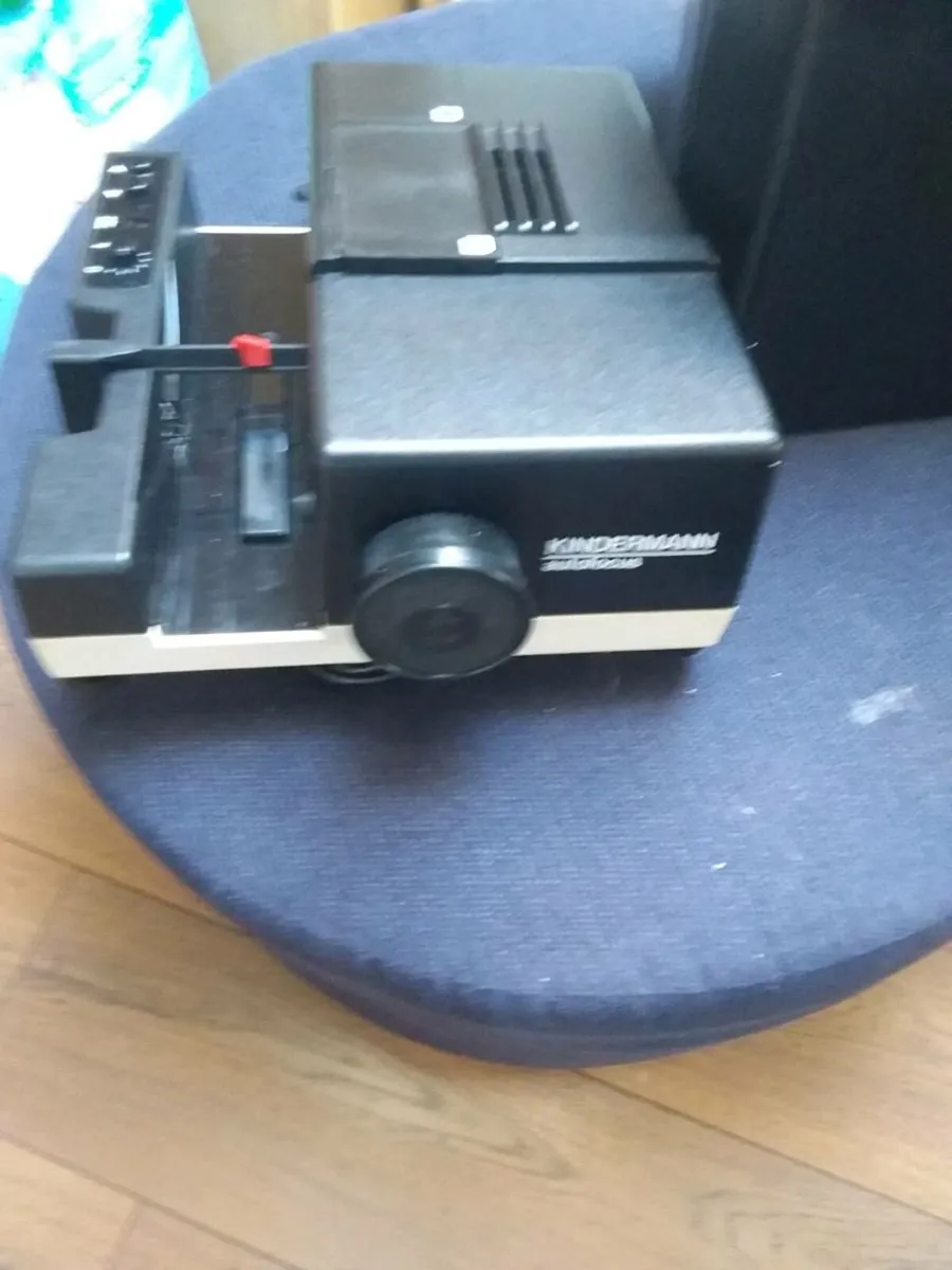 1   KINDERMANN   AUTOFOCUS   REMOTE SLIDE PROJECTO - Image 1