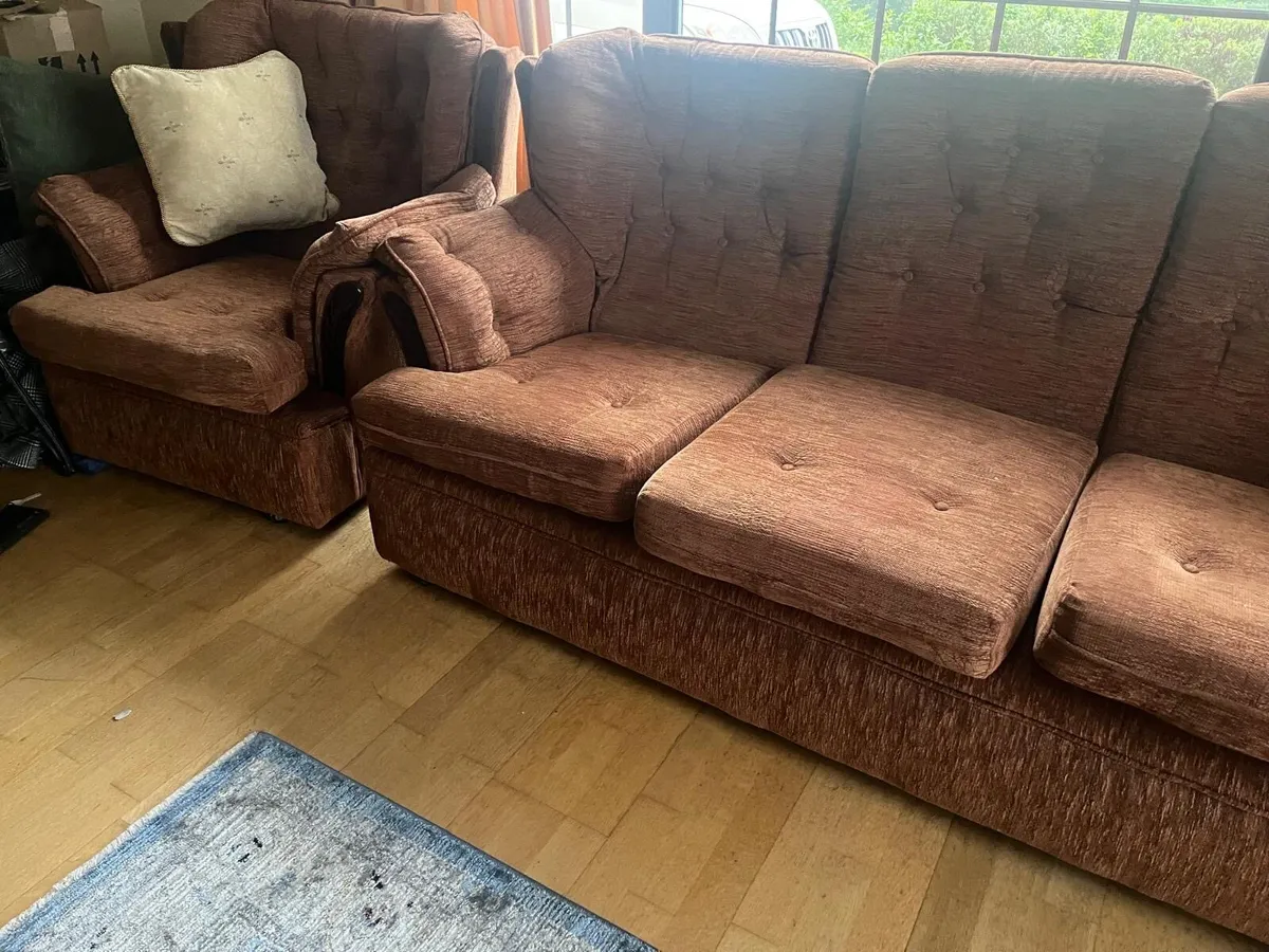 Sofa and two chairs - Image 4