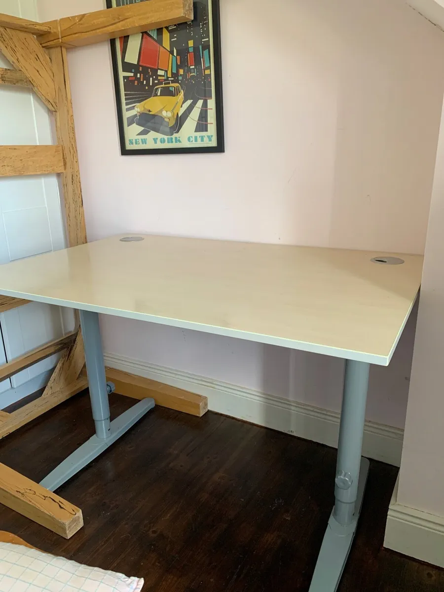 Standing desk - Image 1