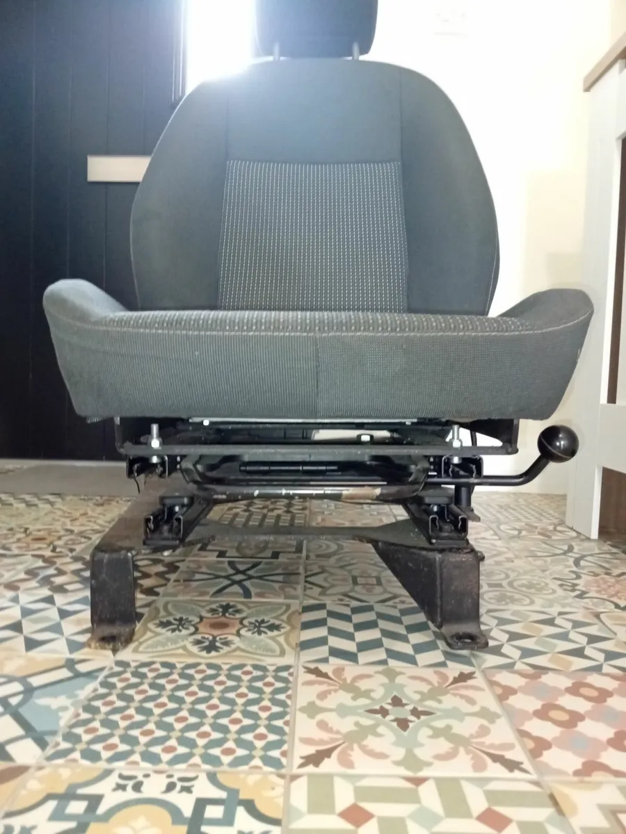 Swivel seat for front passenger car - Image 2