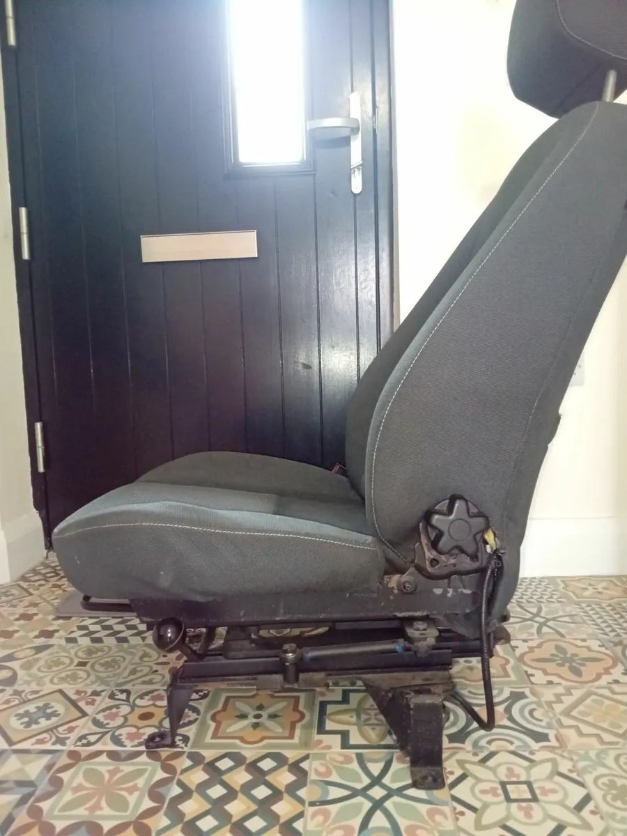 Swivel seat for front passenger car - Image 3