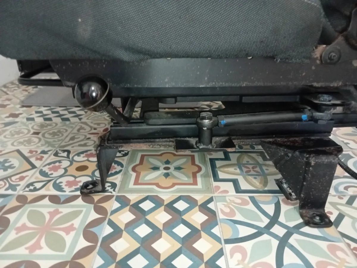Swivel seat for front passenger car - Image 4