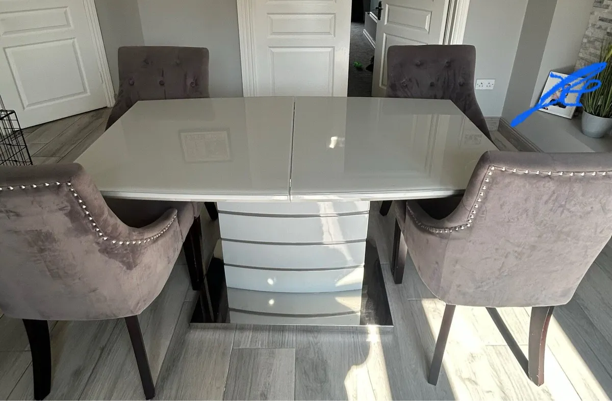 Table and Chairs - Image 2