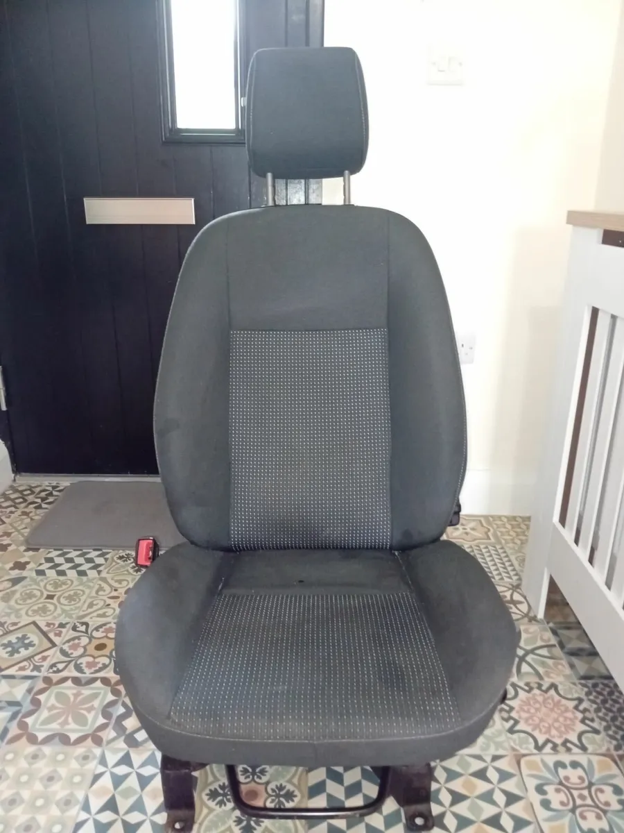 Swivel seat for front passenger car - Image 1