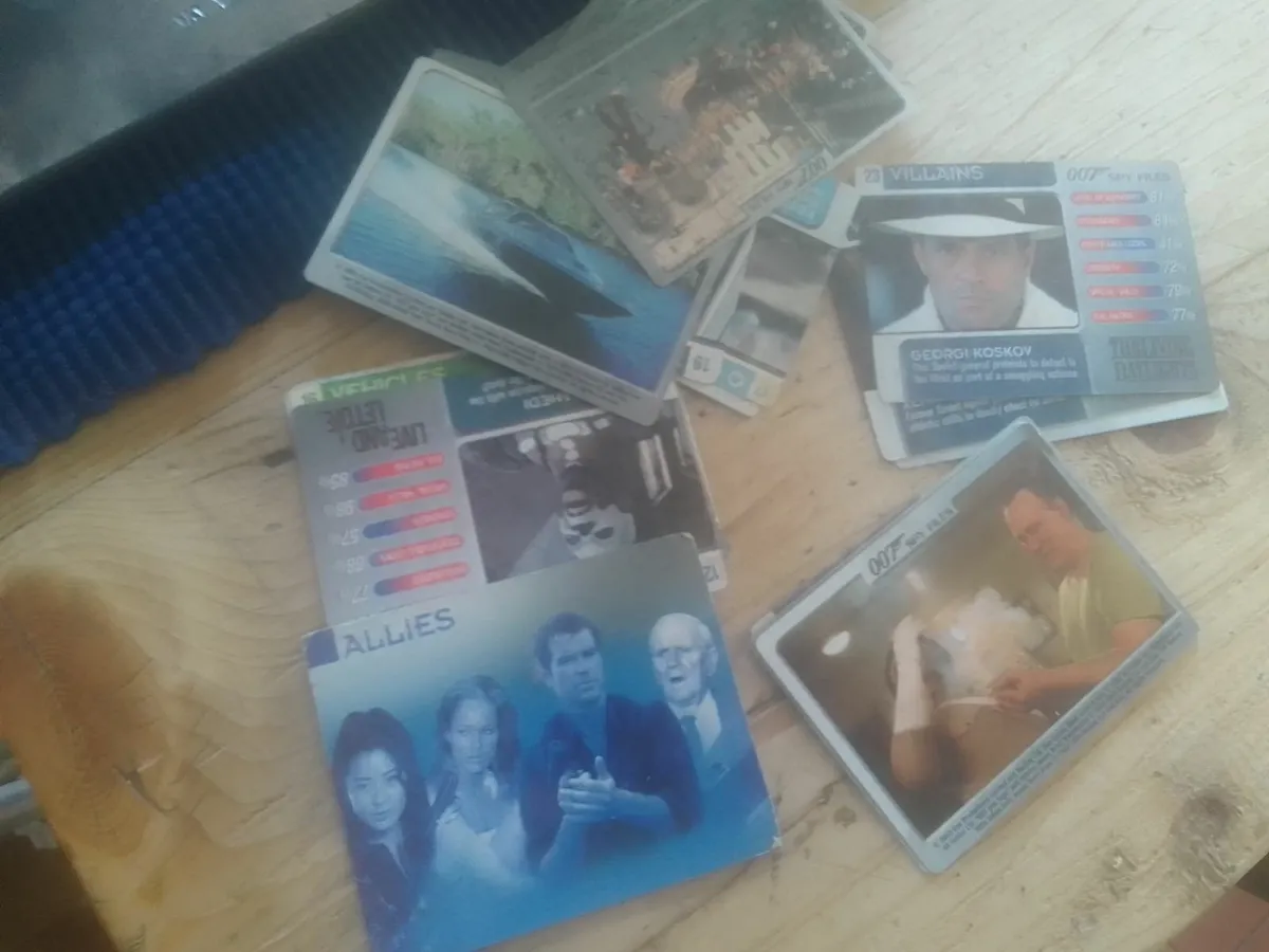 VINTAGE JAMES BOND OO7 COLLECTION CARDS WITH TIN - Image 4