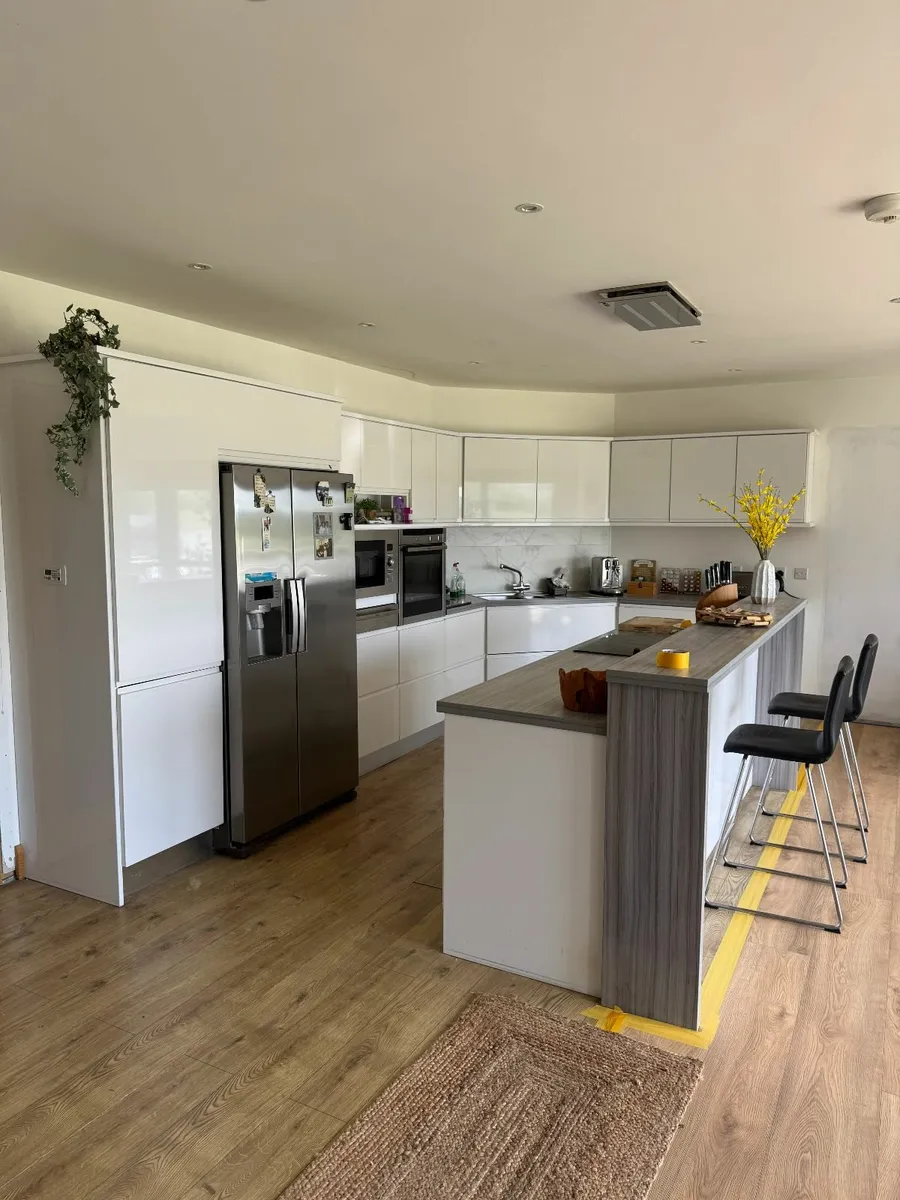 USED MODERN KITCHEN AND APPLIANCES - Image 1