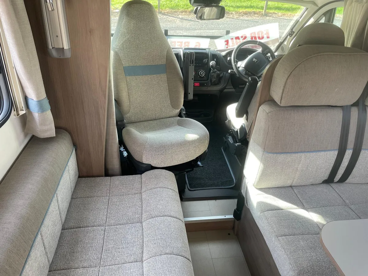 2020 Compass Avantgarde 196 6 Berth - Image 2