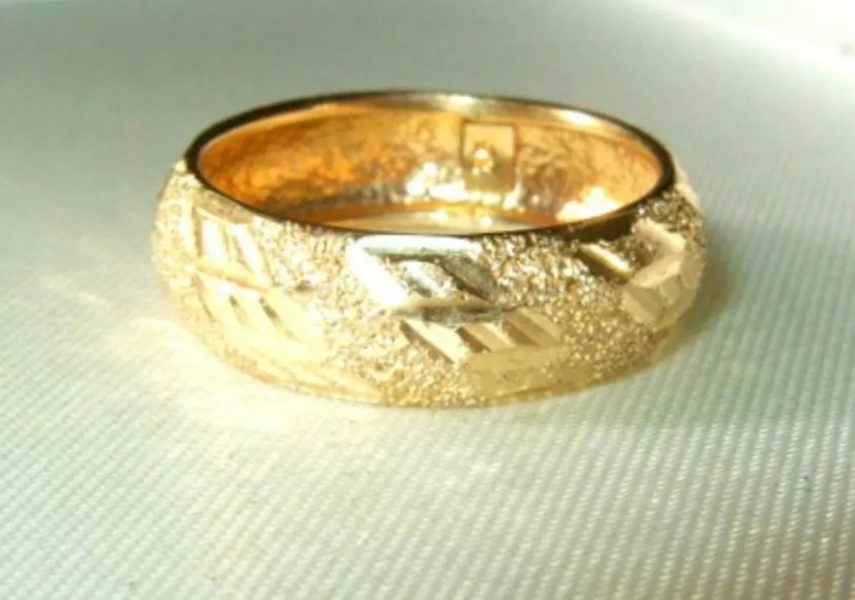 Vintage 9ct Gold Hallmarked Wedding Band - Image 1