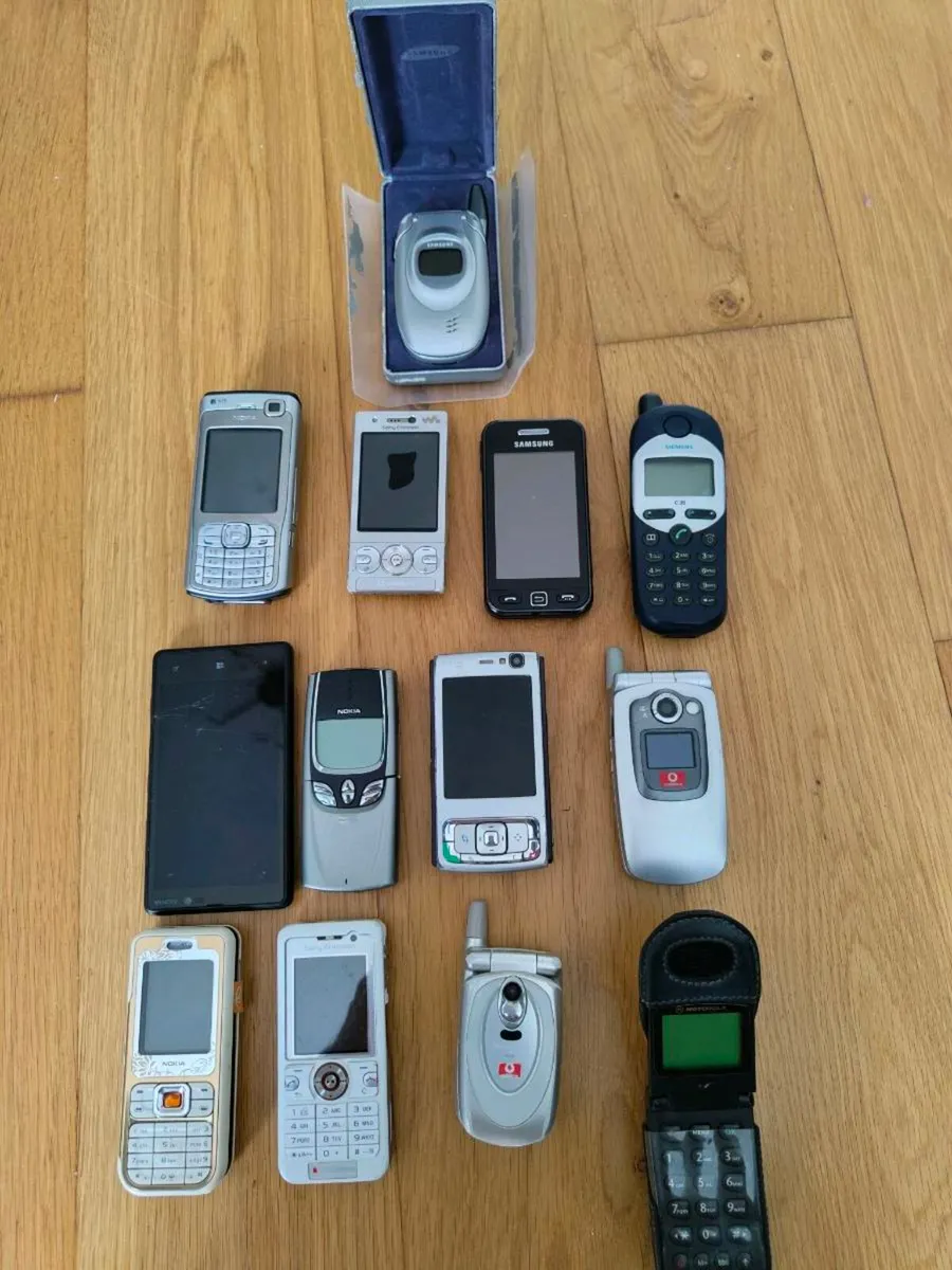 Collection of mobile phones - Image 1