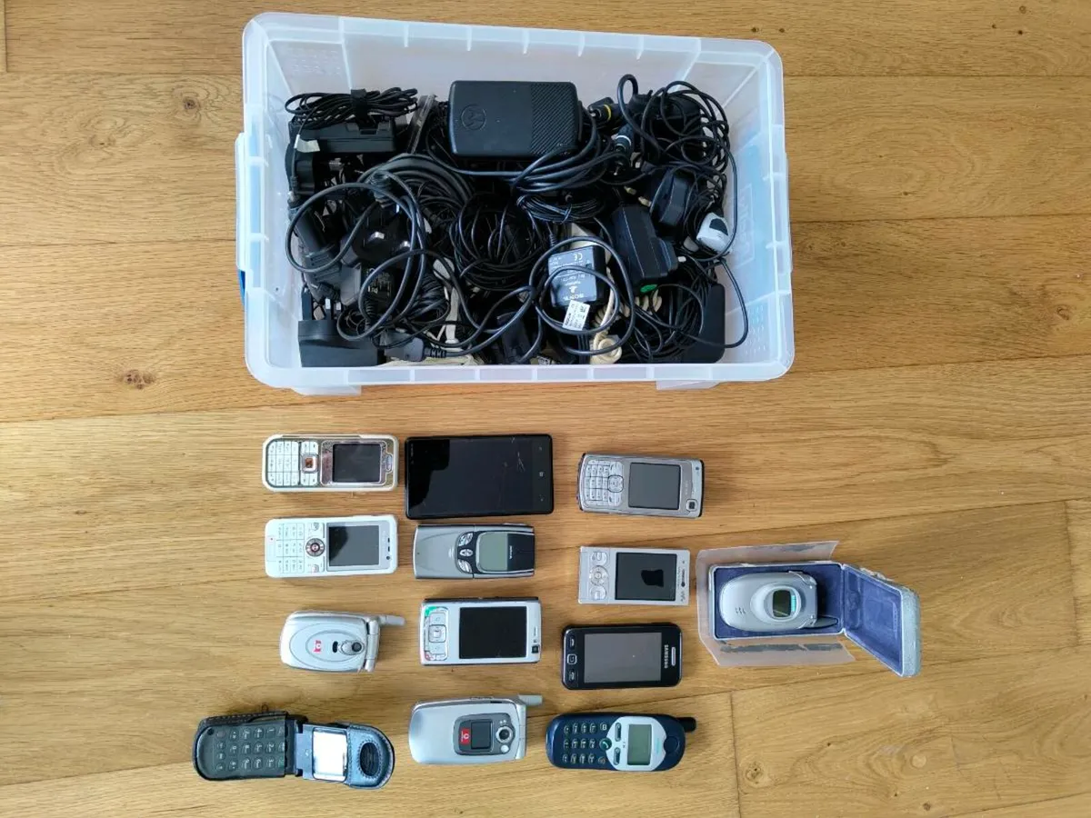 Collection of mobile phones - Image 2