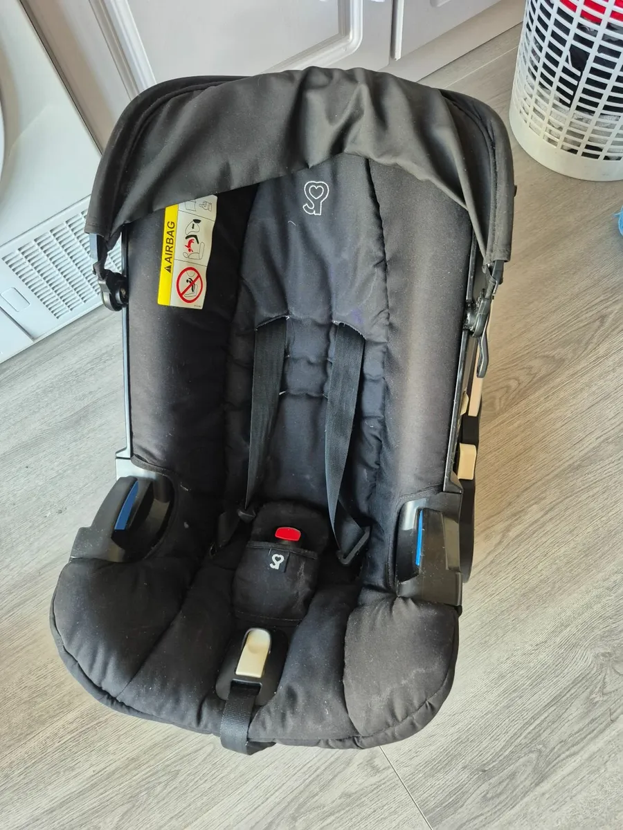 Doona Car Seat/Stroller with Isofix and Raincover - Image 1