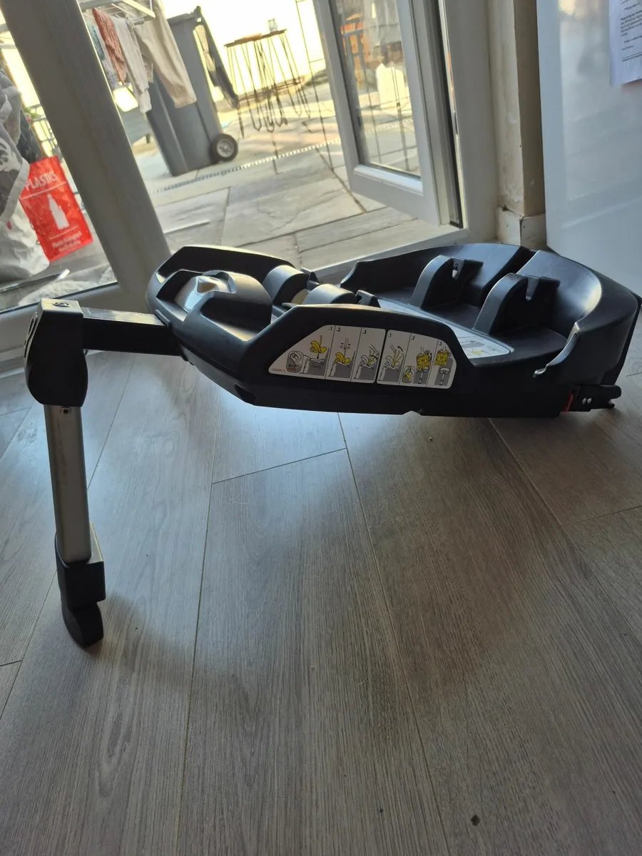 Doona Car Seat/Stroller with Isofix and Raincover - Image 2