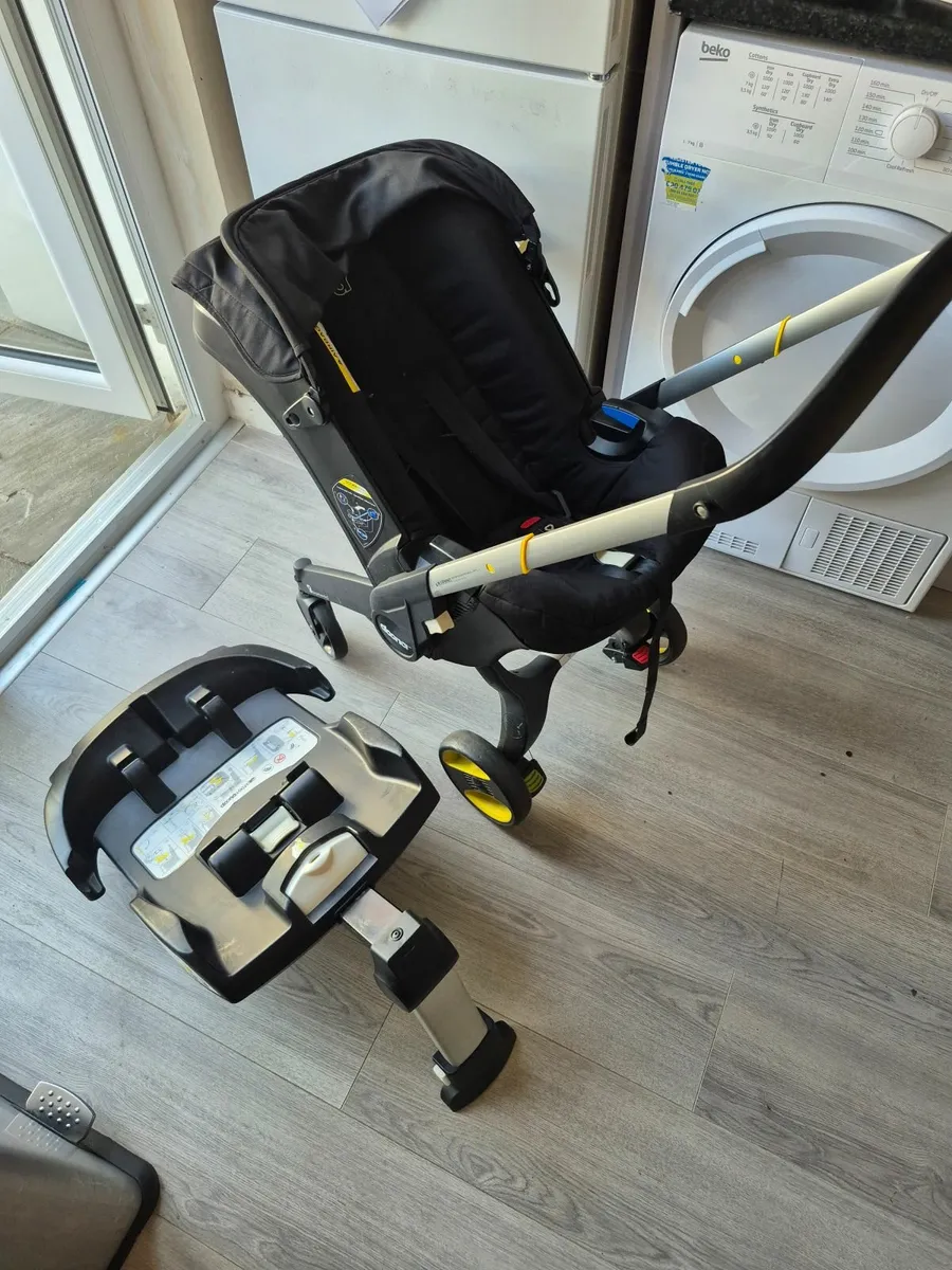 Doona Car Seat/Stroller with Isofix and Raincover - Image 3