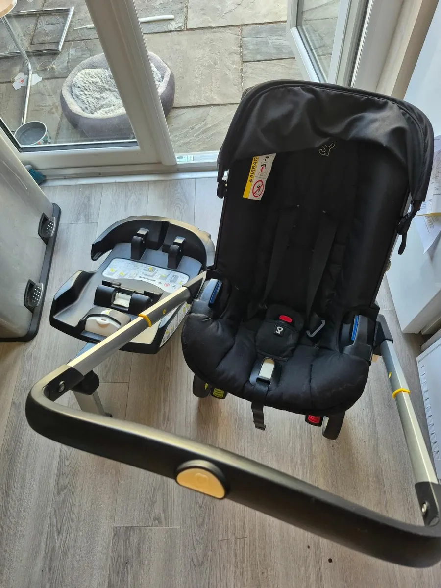 Doona Car Seat/Stroller with Isofix and Raincover - Image 4
