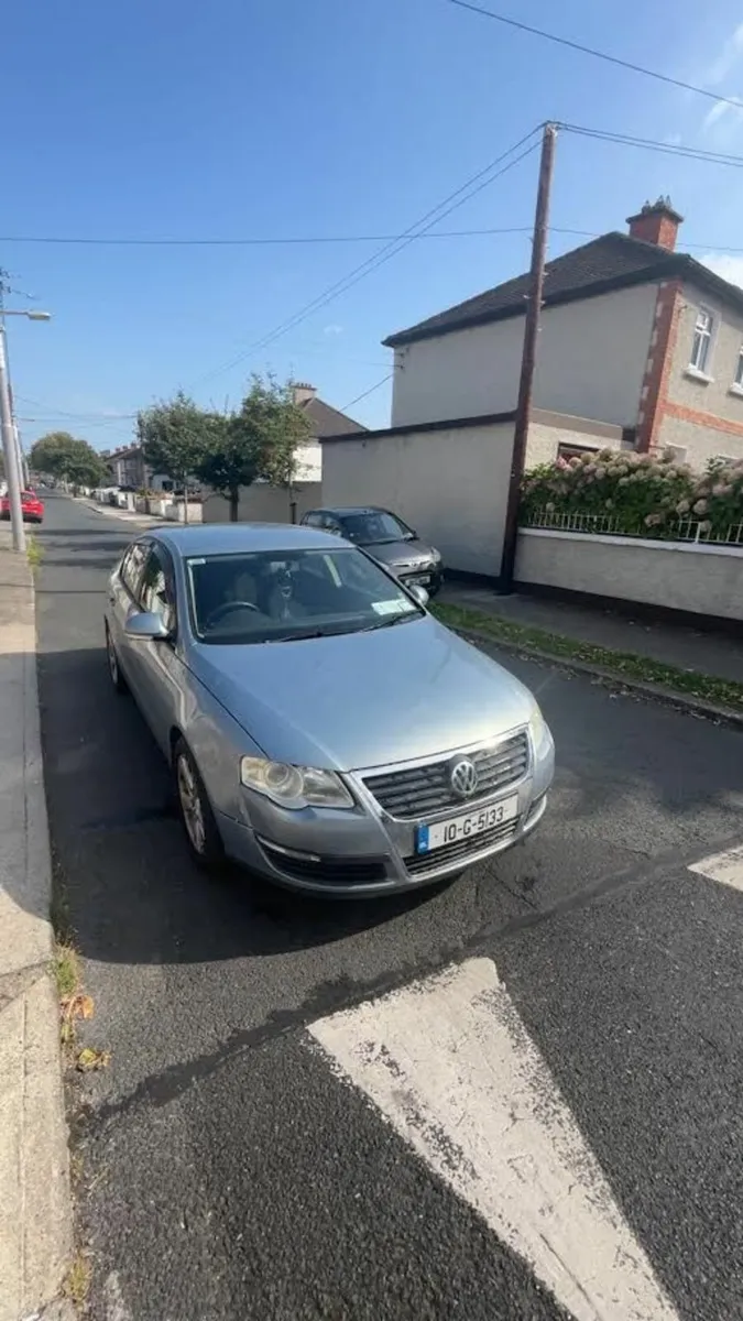 Volkswagen Passat 2010 - Image 2
