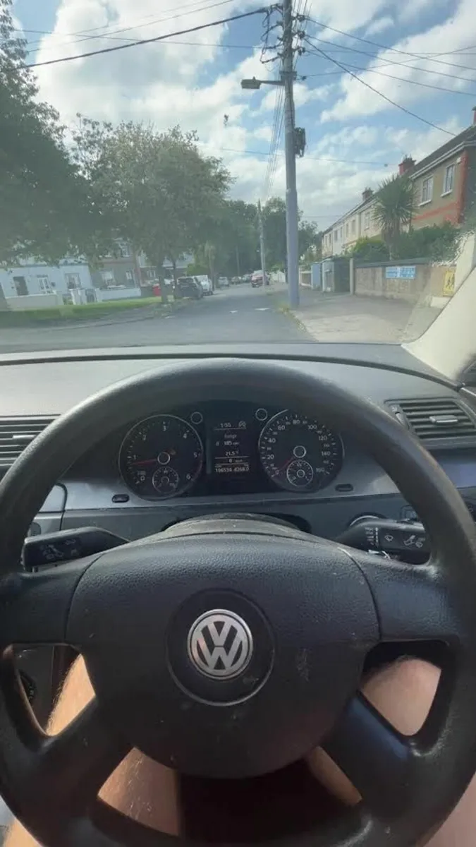 Volkswagen Passat 2010 - Image 3