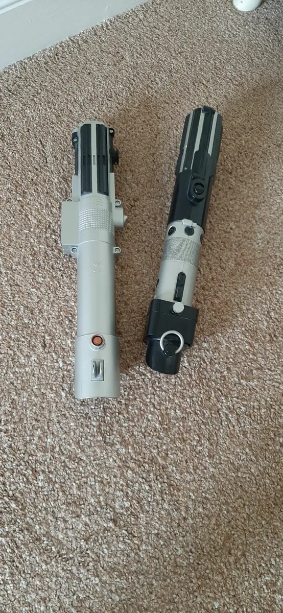 2 Star Wars Lightsabers - Image 2
