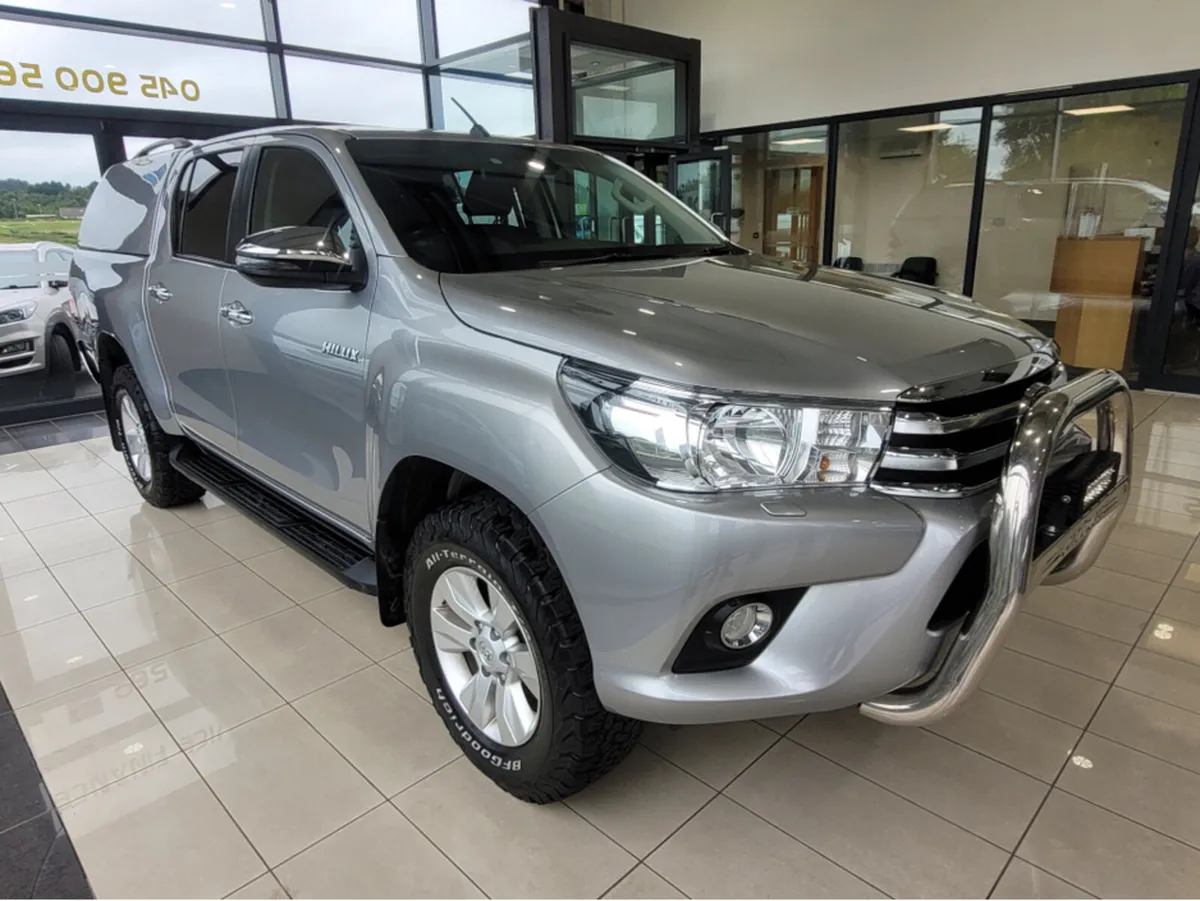 Toyota Hilux DOUBLE CAB SR5 4DR CREWCAB - Image 2