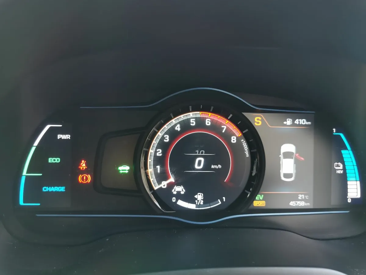 Hyundai IONIQ PLUG IN HYBRID RARE MODEL!!! - Image 3
