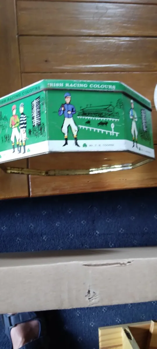 Biscuit tin - Image 1