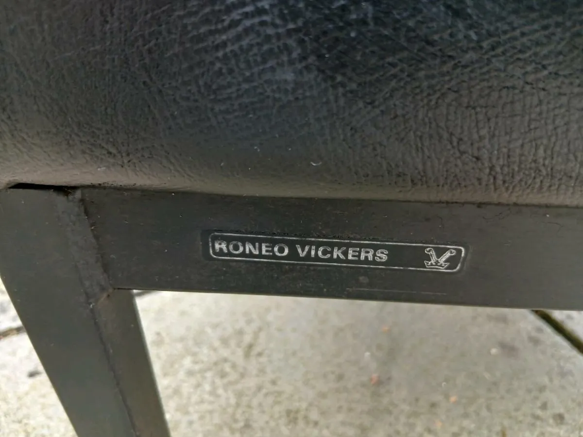 "Moneo vickers" lounge chair. - Image 3
